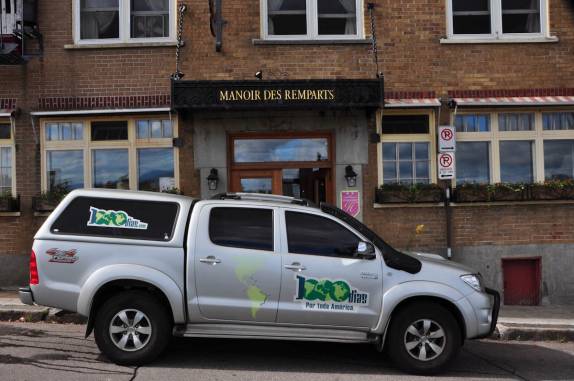 Fiona em frente ao nosso hotel em Quebec, no Canadá